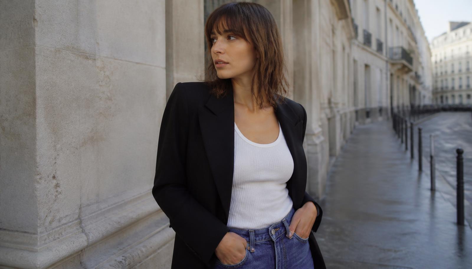 Femme portant un débardeur côtelé avec un pantalon large, tenue de ville